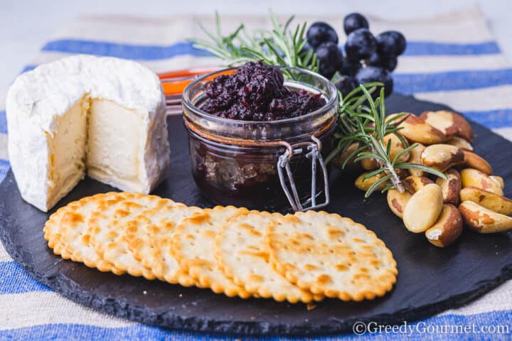 blackberry chutney with rosemary and crackers.