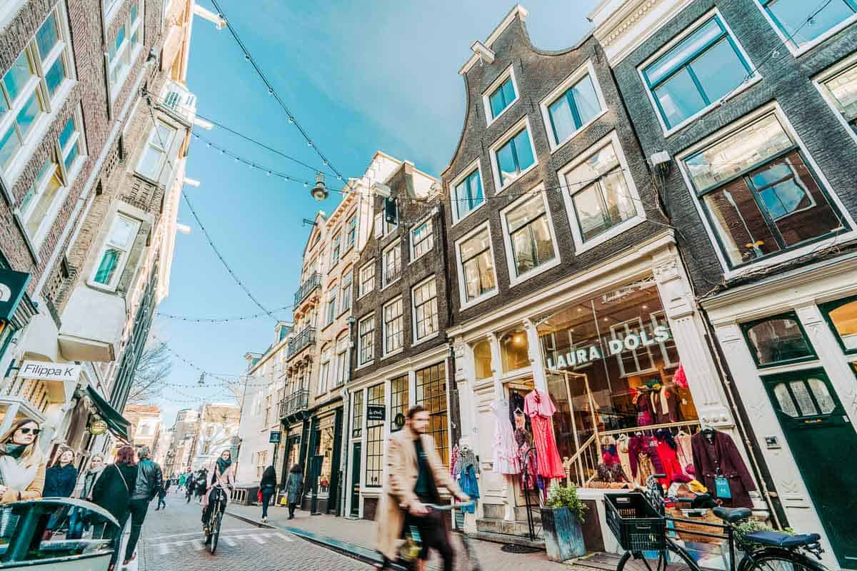 A busy street at the Negen Straatjes