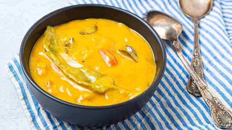 Bowl of Indian chutney with indian bread