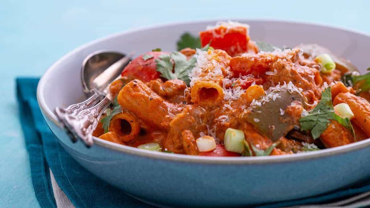 Close up of rigatoni and chicken in a cajun chicken pasta